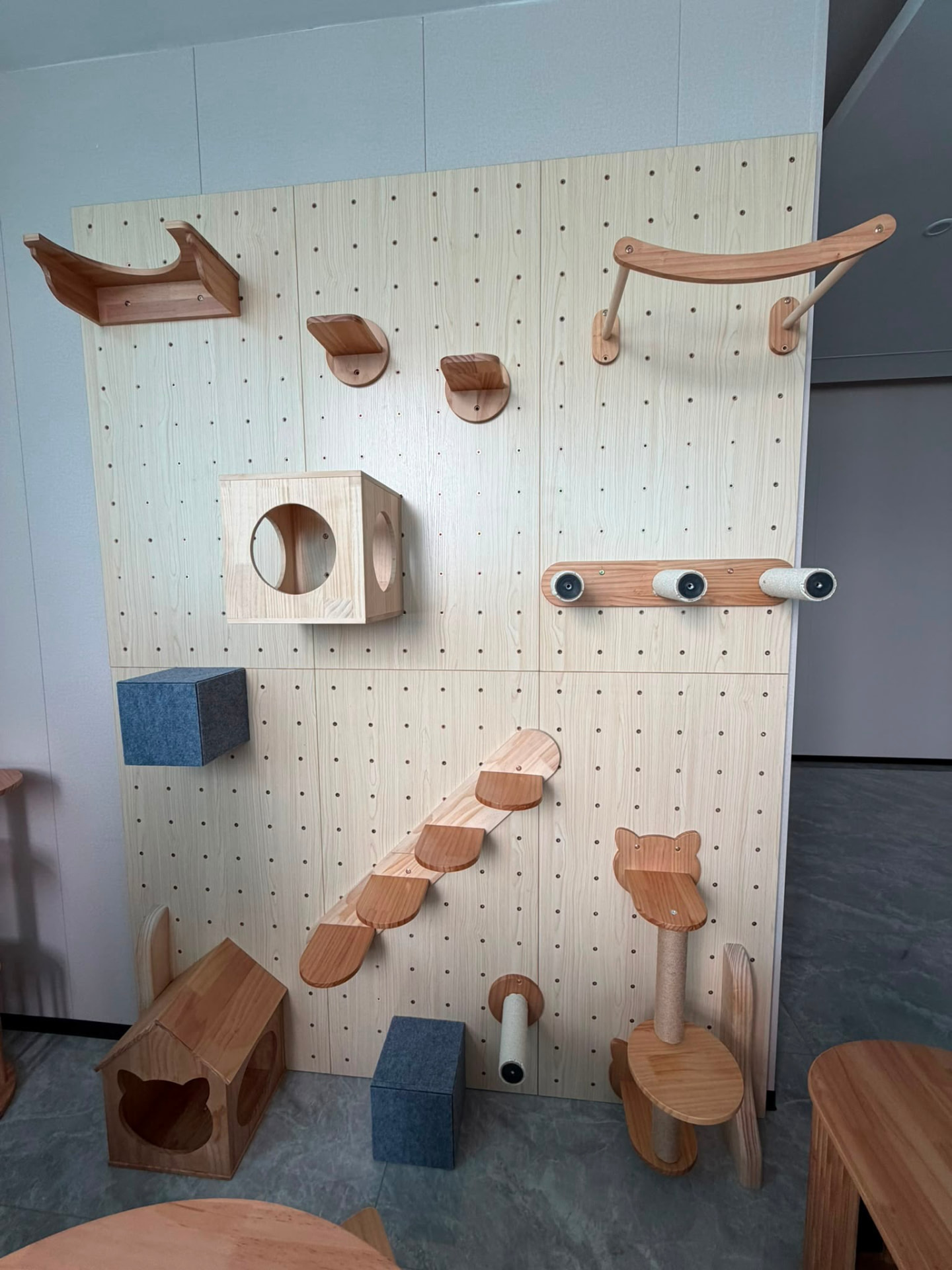 Wall-mounted cat furniture set: floating steps, cat cube, felt perch and sisal posts